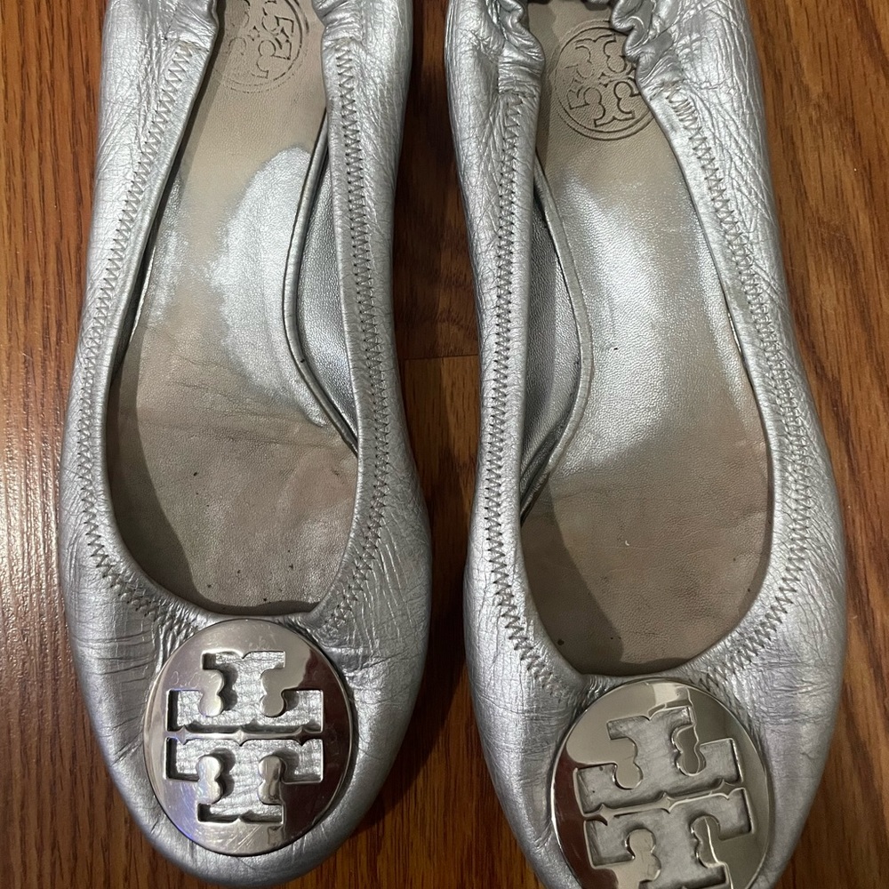 Tory Burch Clare Ballet silver flats very as is they are worn!